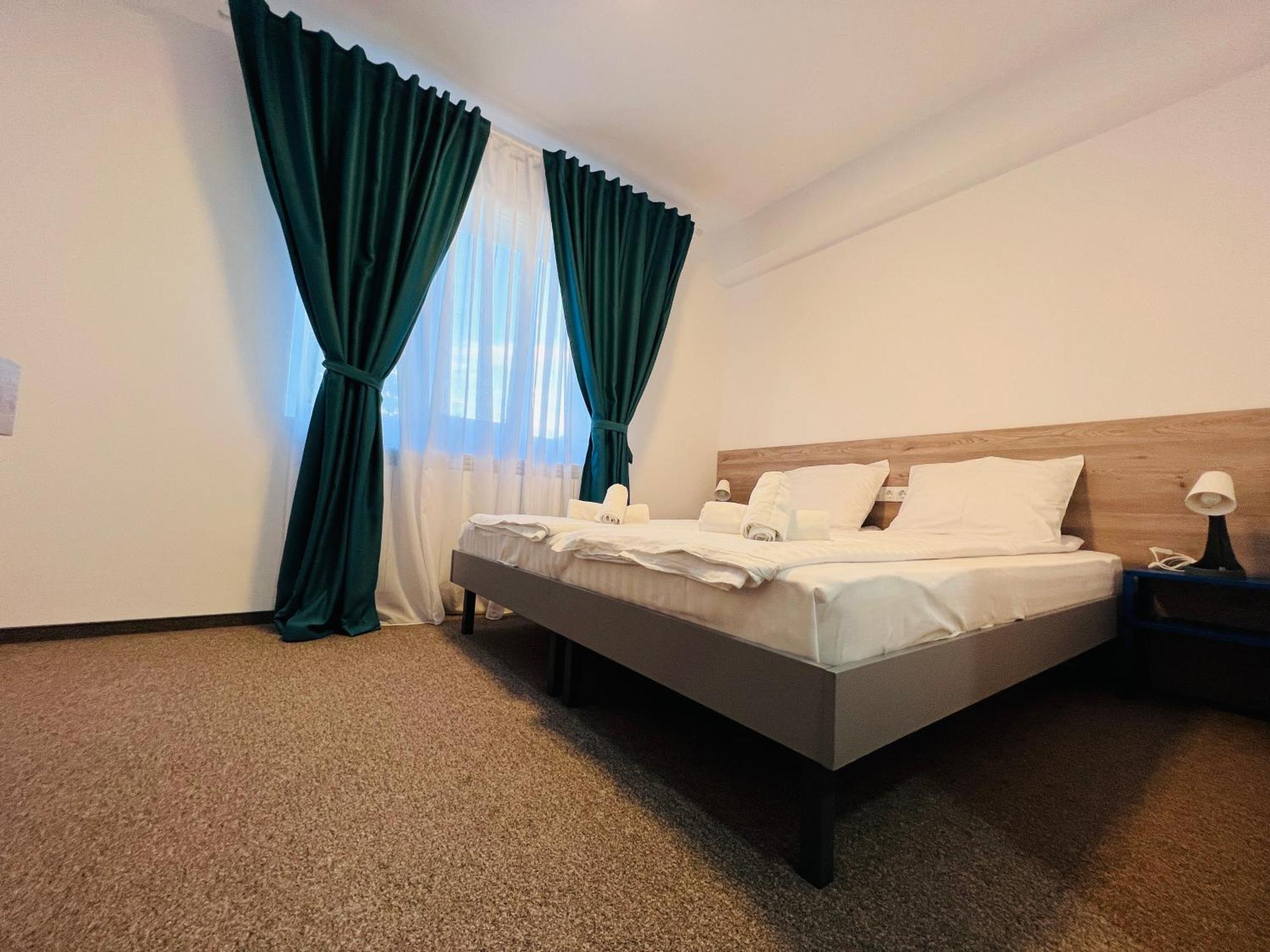 Stef Rooms Tirgu Frumos Buitenkant foto